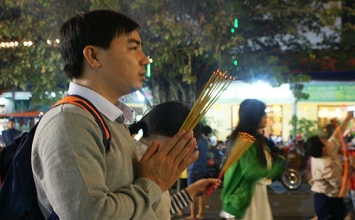 Sau "bữa tiệc" pháo hoa, người người đi chùa...